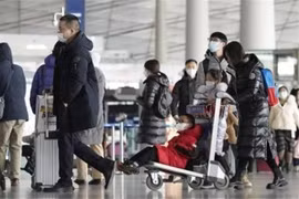 Hành khách tại sân bay ở Bắc Kinh. (Ảnh: Kyodo/TTXVN)
