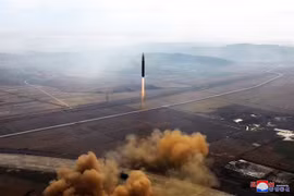 Một vụ phóng thử tên lửa tên lửa đạn đạo liên lục địa (ICBM) Hwasong Gun 17 của Triều Tiên ngày 18/11/2022. (Ảnh: AFP/TTXVN)