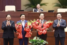 Thủ tướng Phạm Minh Chính và Chủ tịch Quốc hội Vương Đình Huệ tặng hoa chúc mừng Phó Thủ tướng Trần Hồng Hà và Phó Thủ tướng Trần Lưu Quang. (Ảnh: Doãn Tấn/TTXVN)
