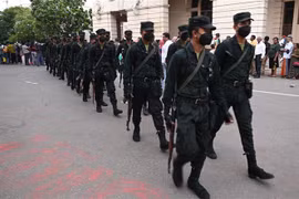 Binh sỹ Sri Lanka gác tại Phủ Tổng thống ở Colombo. (Ảnh: AFP/TTXVN)