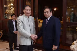 Thủ tướng Phạm Minh Chính thăm nguyên Tổng Bí thư, Chủ tịch nước Lào Choummaly Sayasone. (Ảnh: Dương Giang/TTXVN)