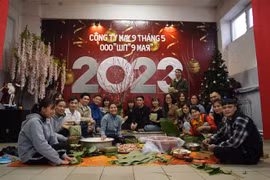 Công nhân Công ty may 9/5 quây quần gói bánh chưng trước thềm năm mới Quý Mão 2023. (Ảnh: Duy Trinh/TTXVN)