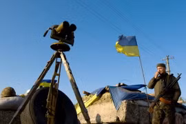 Binh lính Ukraine rút khỏi một đồn kiểm soát sau 2 tuần bị vây hãm 