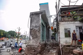 Nhà siêu mỏng trên phố Nguyễn Văn Huyên kéo dài. (Ảnh: Minh Sơn/Vietnam+)