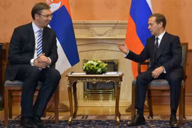 Thủ tướng Nga Dmitry Medvedev (phải) và Thủ tướng Serbia Alexander Vuchic. (Nguồn: TASS ) 