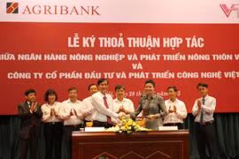 Lãnh đạo hai bên tham gia ký kết. (Nguồn: Agribank)