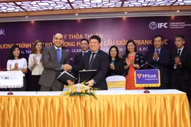 Lãnh đạo hai bên tham gia ký kết. (Nguồn: TPBank)