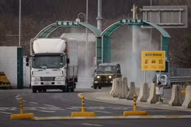Xe tải rời khỏi khu công nghiệp Kaesong. (Nguồn: AFP/TTXVN)