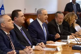 Thủ tướng Israel Benjamin Netanyahu (thứ ba, trái) tại một phiên họp Nội các ở thủ đô Jerusalem. (Nguồn: THX/TTXVN)