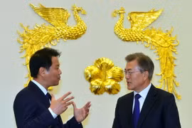 Tân Tổng thống Hàn Quốc Moon Jae-In (phải) và Chủ nhiệm văn phòng Tổng thống Im Jong-Seok (trái) tại Nhà Xanh. (Nguồn: AFP/TTXVN)