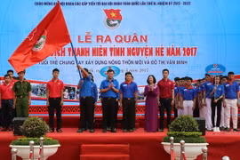 Trưởng ban Dân vận Trung ương Trương Thị Mai và Bí thư thứ nhất Lê Quốc Phong phát động Lễ ra quân Chiến dịch Thanh niên tình nguyện hè năm 2017. (Ảnh: Dương Giang/TTXVN)