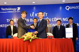 Ông Thiều Phương Nam (phải) cho biết, một trong những mục tiêu hàng đầu của Qualcomm là hỗ trợ ngành công nghiệp công nghệ Việt Nam phát triển. (Nguồn: VNPT)