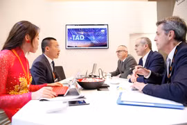 Đại diện Viettel giới thiệu TAD cho các đối tác tại MWC 2017. (Ảnh: Viettel)