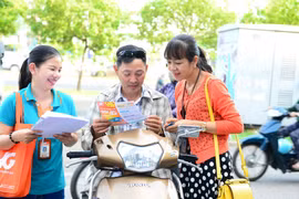 Nhân viên Viettel đến các địa điểm tập trung đông người để tư vấn dịch vụ và đổi SIM 4G miễn phí cho khách hàng. (Nguồn: Viettel) 