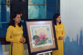 Mẫu tem kỷ niệm 50 năm ASEAN của Việt Nam. (Ảnh: T.H/Vietnam+)
