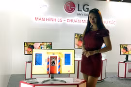 LG đem tới Vietnam Halography 2017 những mẫu màn hình máy tính mới nhất phục vụ thiết kế. (Ảnh: T.H/Vietnam+)