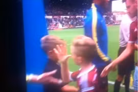 Cậu bé mascot của West Ham khiến thủ thành Joe Hart bẽ bàng