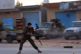 Các tay súng LNA giao tranh với lực lượng ủng hộ Chính phủ Libya ở ngoại ô phía Nam thủ đô Tripoli. (Nguồn: AFP/TTXVN)