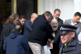 Nhà sáng lập WikiLeaks Julian Assange (giữa, phía sau) bị cảnh sát bắt giữ và áp giải khỏi Đại sứ quán Ecuador ở London ngày 11/4. (Nguồn: Rupity/TTXVN)