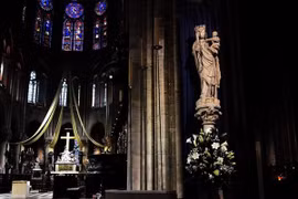 Bên trong Nhà thờ Đức Bà ở Paris, Pháp tháng 10/2013. (Nguồn: THX/TTXVN)