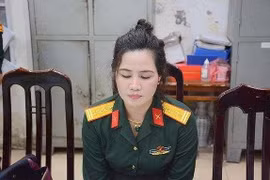 Tự mua quân phục giả danh nữ sỹ quan quân đội để ''khoe mẽ''