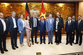 Chủ tịch Ủy ban nhân dân Thành phố Hà Nội Nguyễn Đức Chung tiếp phái đoàn của Thủ hiến bang Thüringen Bodo Ramelow. (Ảnh: Lâm Khánh/TTXVN)