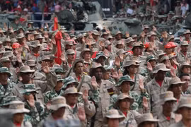 Các thành viên Lực lượng dân quân quốc gia Bolivar tại lễ kỷ niệm ở Caracas, Venezuela. (Nguồn AFP/TTXVN)