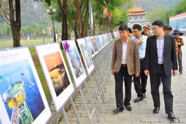 Du khách tham quan Triển lãm. (Ảnh: Minh Đức/TTXVN)
