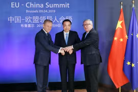 (Từ trái sang): Chủ tịch Hội đồng châu Âu Donald Tusk, Thủ tướng Trung Quốc Lý Khắc Cường và Chủ tịch Ủy ban châu Âu Jean-Claude Juncker tại Hội nghị các nhà lãnh đạo EU-Trung Quốc ở Brussels, Bỉ ngày 9/4. (Nguồn: THX/TTXVN)