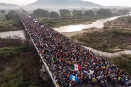 Người di cư Honduras rời khu vực Arriaga để tới San Pedro Tapanatepec, miền nam Mexico, trong hành trình tới Mỹ. (Nguồn: AFP/TTXVN)