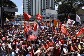Người dân tuần hành ủng hộ Tổng thống Venezuela Nicolas Maduro tại thủ đô Caracas. (Nguồn: AFP/TTXVN)