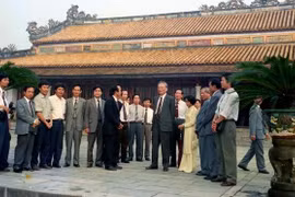 Chủ tịch nước Lê Đức Anh tham quan Điện Thái Hòa (Huế), tháng 3/1995. (Ảnh: Cao Phong/TTXVN)