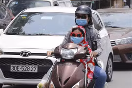 Nhân dân Thủ đô tham gia giao thông trên tuyến đường Minh Khai-Tam Trinh trong nắng nóng gần 40 độ C. (Ảnh: Doãn Tấn/TTXVN)
