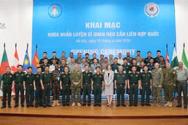 Các đại biểu chụp ảnh chung tại lễ khai mạc. (Ảnh: Xuân Thịnh/TTXVN phát)