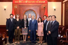 Bí thư Thành ủy Thành phố Hồ Chí Minh Nguyễn Thiện Nhân chụp ảnh lưu niệm cùng các đại biểu. (Ảnh: Xuân Khu/TTXVN)