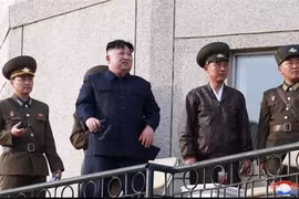 Nhà lãnh đạo Triều Tiên Kim Jong-un (thứ 2, trái) thị sát buổi huấn luyện của lực lượng không quân Triều Tiên tại một địa điểm không xác định. (Nguồn: Truyền thông Nhà nước Triều Tiên/TTXVN phát)