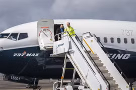 CEO hãng Boeing Dennis Muilenburg thị sát buổi kiểm tra phi công về việc cập nhật phần mềm MCAS của máy bay 737 MAX 7 tại Seattle, Mỹ. (Nguồn: AFP/TTXVN)