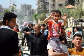 Người dân tại Douma, Damascus, Syria ngày 14/4. (Nguồn: THX/TTXVN)
