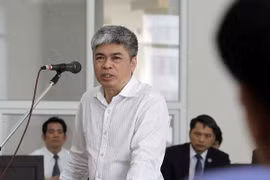 Bị cáo Nguyễn Xuân Sơn, nguyên Tổng giám đốc Ngân hàng TMCP Đại Dương trả lời các câu hỏi của đại diện Viện Kiểm sát. (Ảnh: Văn Điệp/TTXVN)