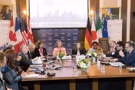 Cao ủy Liên minh châu Âu phụ trách an ninh và đối ngoại Federica Mogherini (giữa, phải) và Ngoại trưởng Canada Chrystia Freeland (giữa, trái) đồng chủ trì hội nghị tại Toronto. (Nguồn: AFP/TTXVN)