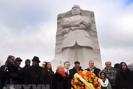 Con trai cả của nhà hoạt động Luther King, Martin Luther King III (thứ 2, phải, phía trước), tại lễ tưởng niệm ở Washington DC., Mỹ ngày 15/1. (Nguồn: THX/TTXVN)