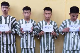 Các đối tượng trong băng nhóm bị công an bắt giữ để điều tra. (Ảnh: Nguyễn Văn Việt/TTXVN)
