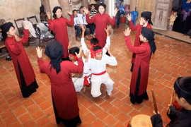 Điệu hát “Mó cá”, một trong những điệu hát được các nam thanh, nữ tú mong đợi nhất. (Ảnh: Nhật Anh/TTXVN)
