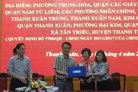 Đại diện Sở Quy hoạch - Kiến trúc Hà Nội bàn giao hồ sơ Đồ án thiết kế đô thị hai bên đường vành đai 3 cho các quận, huyện liên quan. (Ảnh: Mạnh Khánh/TTXVN)