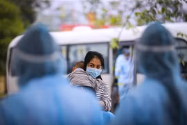 Công dân Việt Nam từ nước ngoài về thực hiện cách ly tập trung theo dõi COVID-19. Ảnh minh họa. (Ảnh: Trọng Đạt/TTXVN)