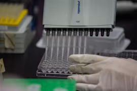 Nghiên cứu vắcxin ngừa COVID-19 tại Viện Vaccine Quốc tế ở Seoul, Hàn Quốc. (Ảnh: AFP/TTXVN)