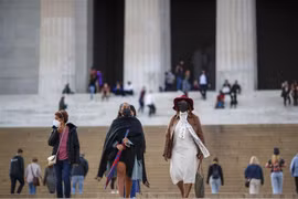 Người dân đeo khẩu trang phòng lây nhiễm COVID-19 tại Washington, D.C., Mỹ. (Ảnh: THX/TTXVN)