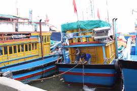 Ngư dân xã Cà Ná, huyện Thuận Nam, Ninh Thuận, khẩn trương neo đậu tàu thuyền tránh bão. (Ảnh: Công Thử/TTXVN)