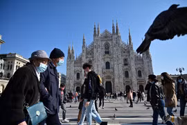 Người dân đeo khẩu trang phòng lây nhiễm COVID-19 tại Milan, Italy. (Ảnh: AFP/TTXVN)