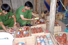Lực lượng chức năng kiểm đếm số tang vật thu giữ. (Ảnh: TTXVN phát)